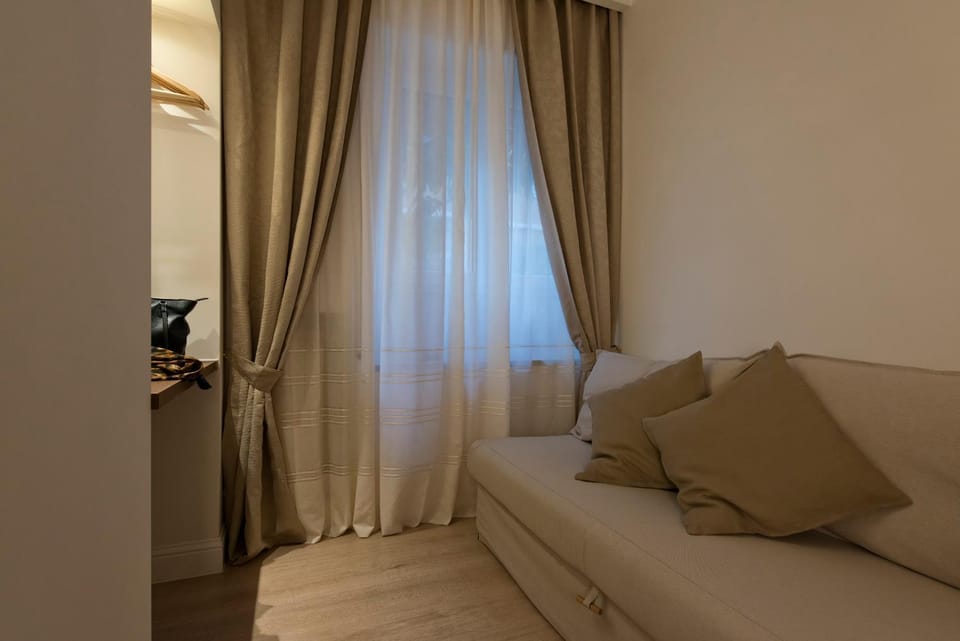 Bed, Living room