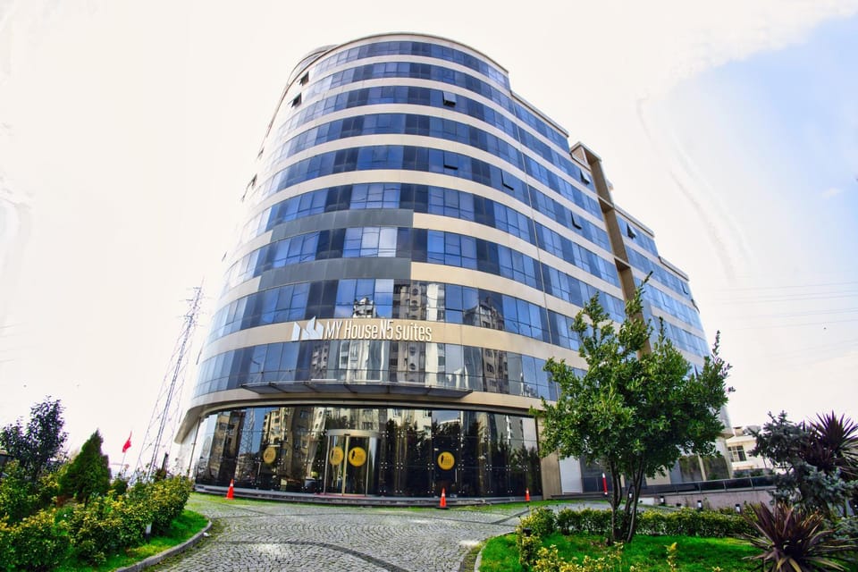 Property building, Day, City view, Location, Parking