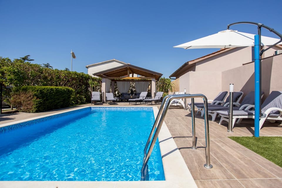 Swimming pool, sunbed