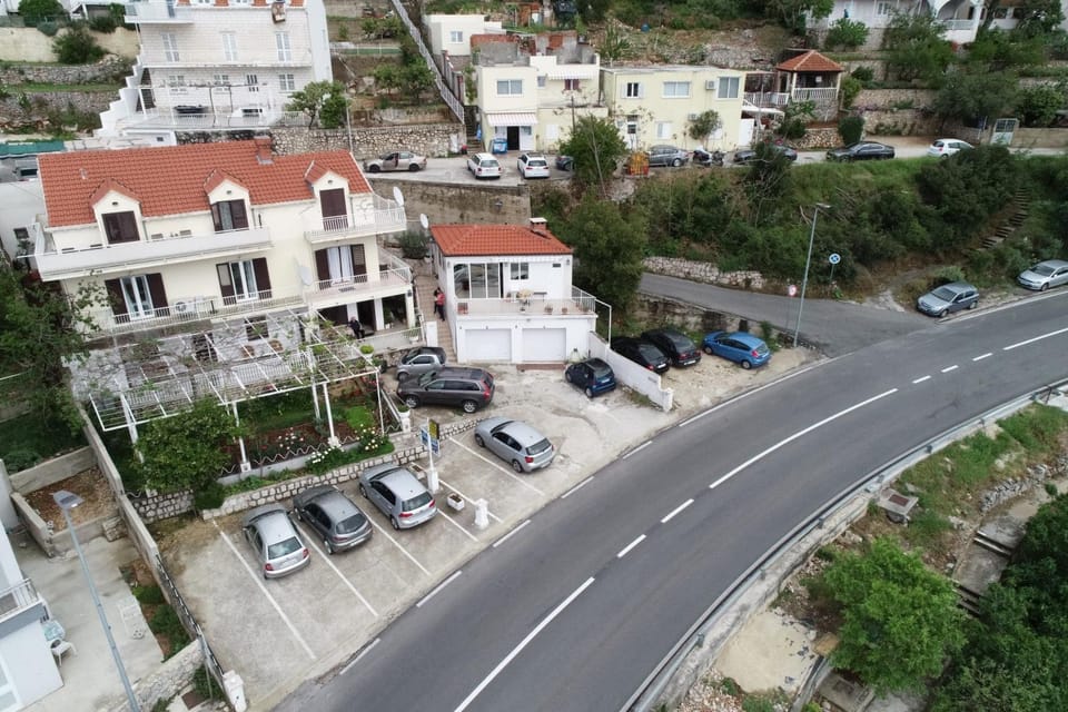 Facade/entrance, Bird's eye view