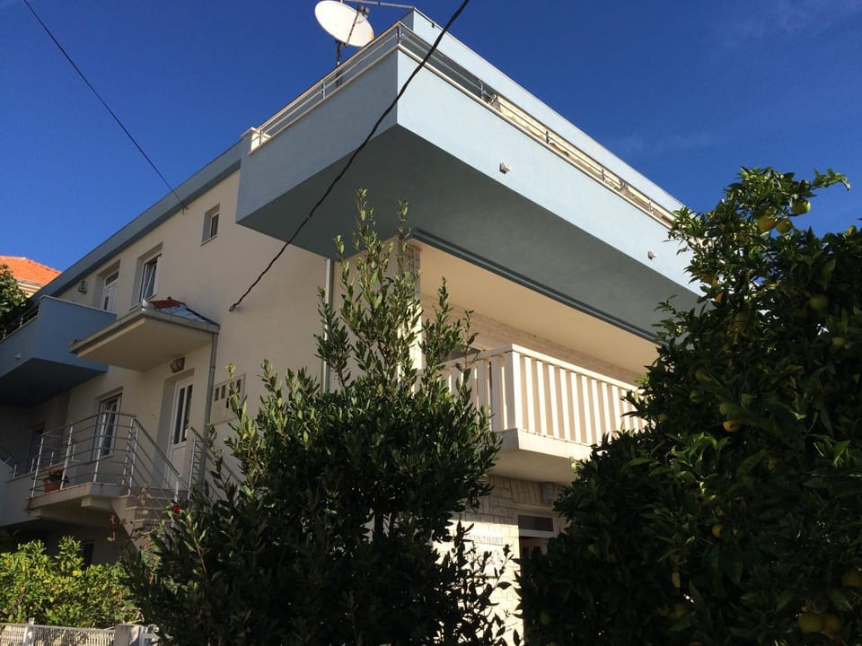 Property building, Patio, Facade/entrance, Bird's eye view, Garden, Balcony/Terrace, Garden view, Sea view