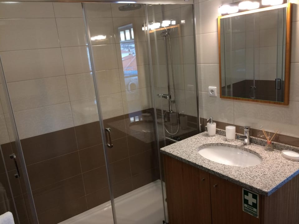 Bathroom, Photo of the whole room, Decorative detail