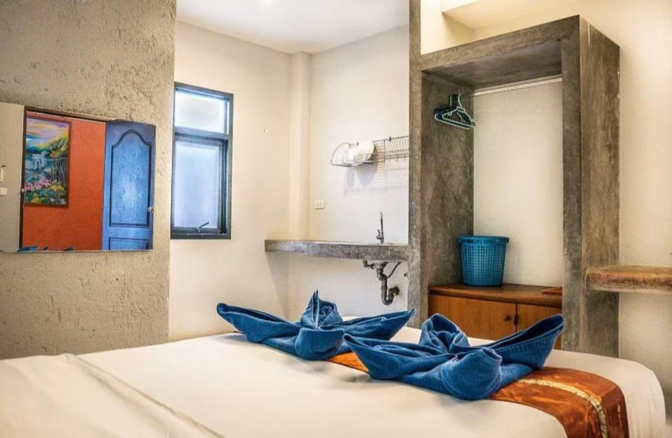 Six Pack Cottage Hostel in Chalong
