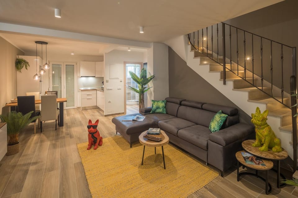 Living room, Seating area