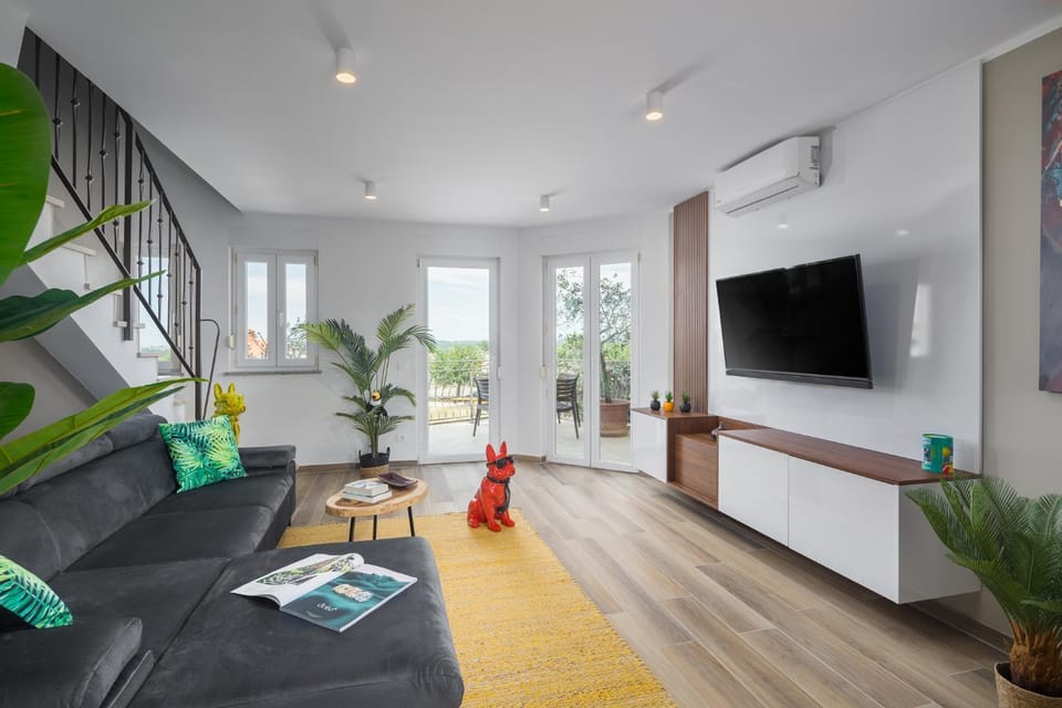 TV and multimedia, Living room, Seating area, air conditioner