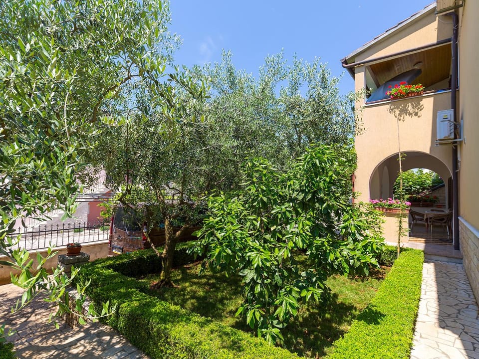 Facade/entrance, Garden