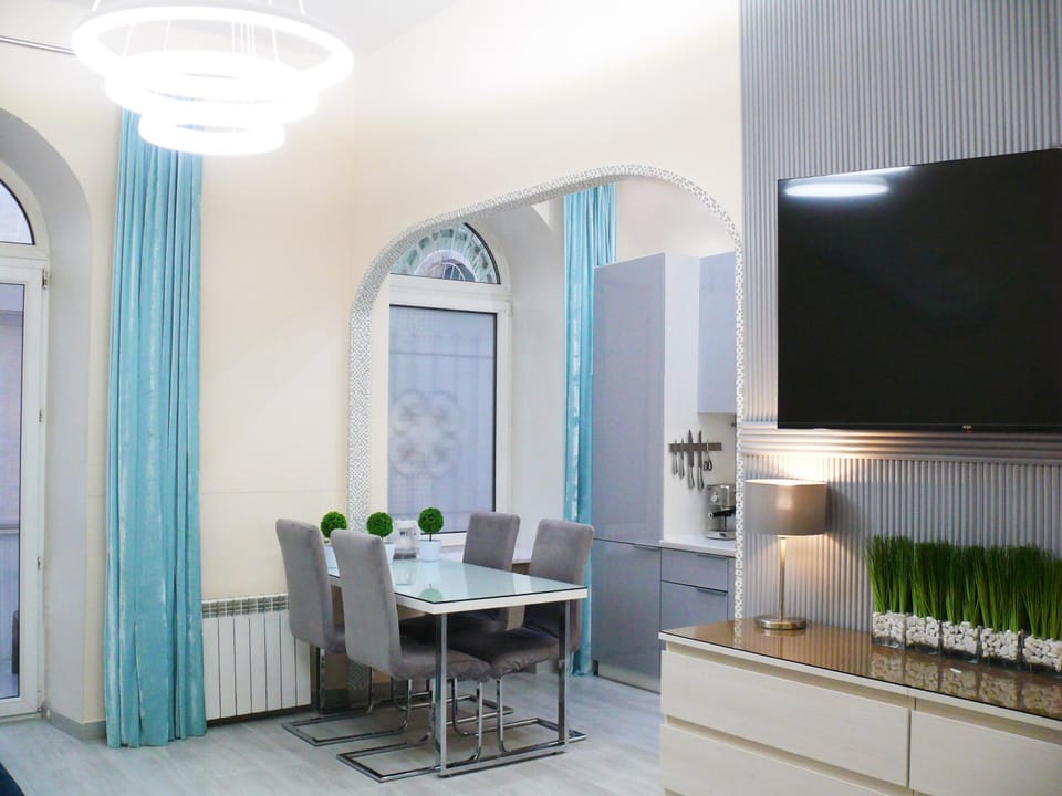 TV and multimedia, Living room, Seating area, Dining area