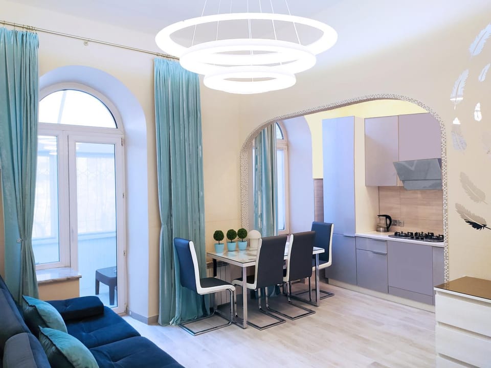 Kitchen or kitchenette, Living room, Seating area, Dining area