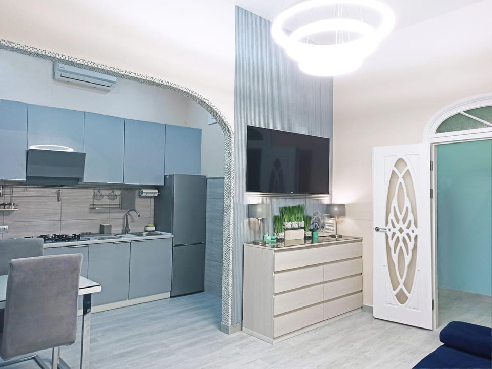 Kitchen or kitchenette, Living room, Seating area, air conditioner