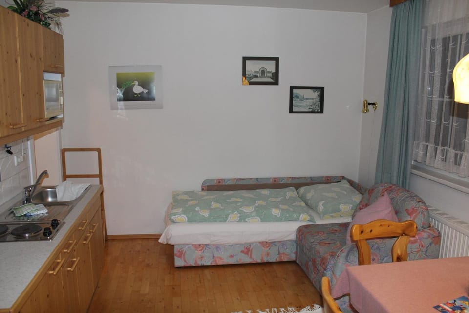 Bed, TV and multimedia, Seating area, Dining area
