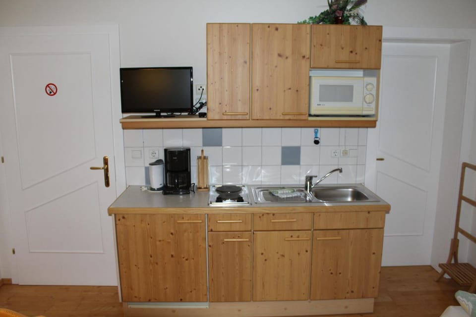 TV and multimedia, Coffee/tea facilities, Kitchen or kitchenette, Living room, Seating area, Dining area