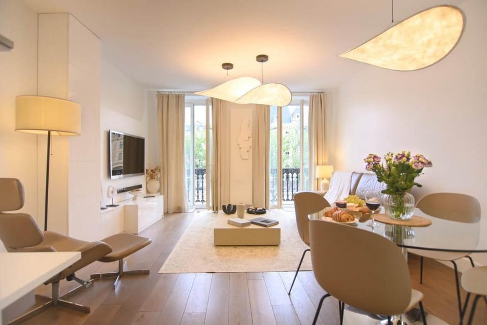 Two Bedroom Luxury Apartment - Balcony with View of Notre Dame Apartment in Paris