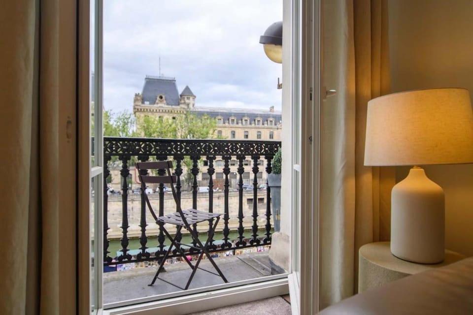 Two Bedroom Luxury Apartment - Balcony with View of Notre Dame Apartment in Paris