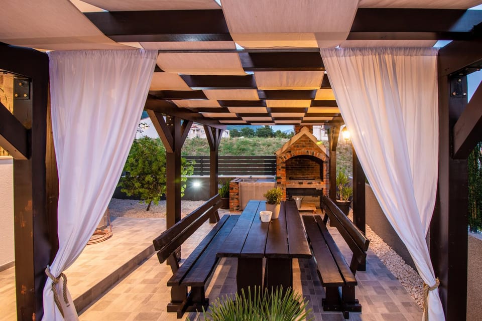 BBQ facilities, Garden, Seating area, Inner courtyard view