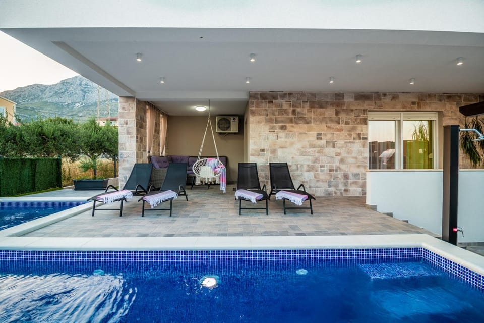 Balcony/Terrace, Balcony/Terrace, Swimming pool