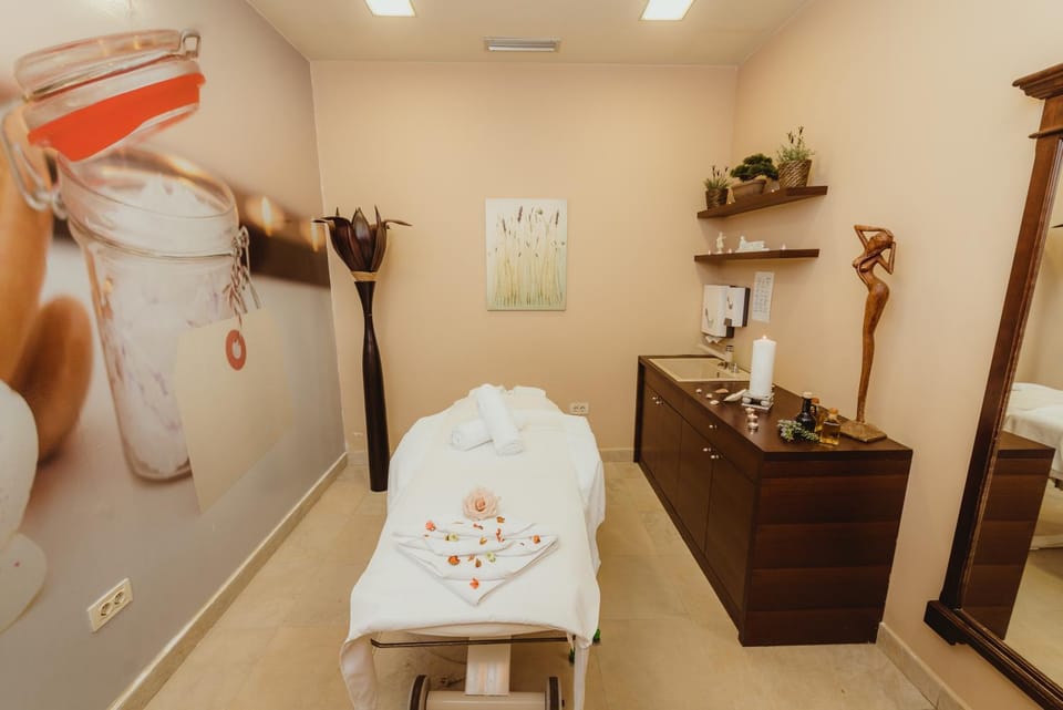 Massage, Spa and wellness centre/facilities