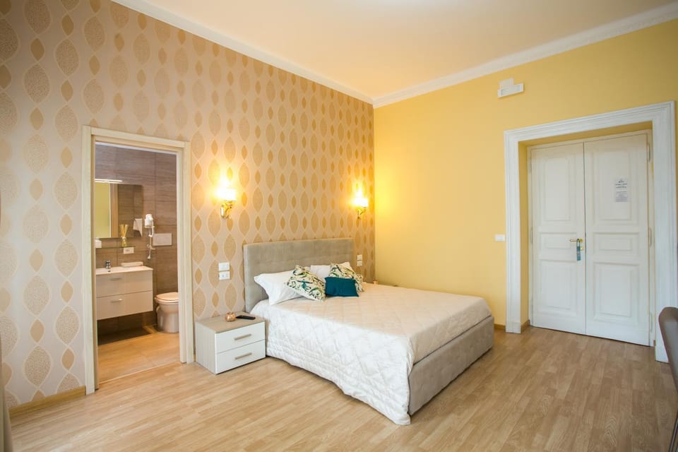 Shower, Toilet, Nearby landmark, Restaurant/places to eat, Neighbourhood, Bathroom, TV and multimedia, Coffee/tea facilities, Balcony/Terrace, Lobby or reception, Photo of the whole room, Seating area, Evening entertainment, Bedroom, Landmark view, Supermarket/grocery shop, Shopping Area