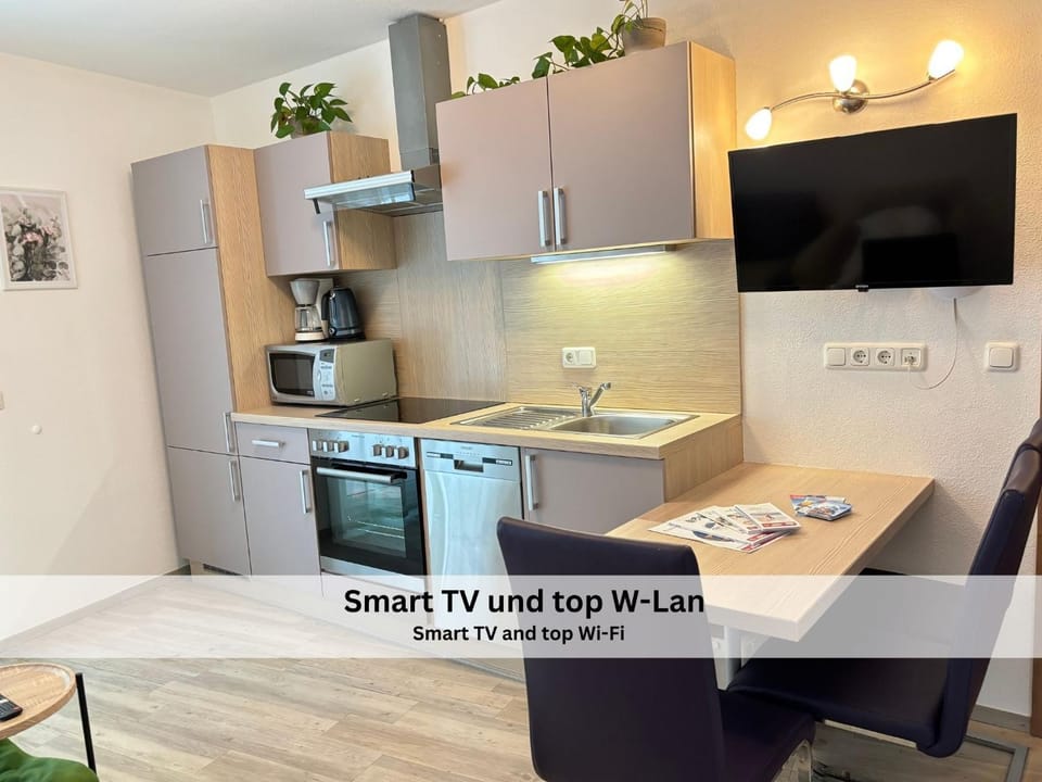 TV and multimedia, Kitchen or kitchenette, Dining area, Food, kitchen