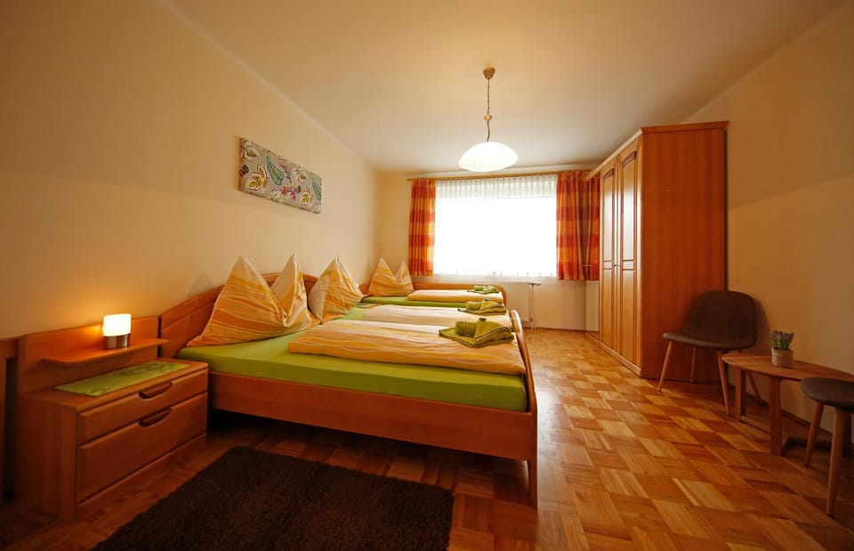 Photo of the whole room, Decorative detail