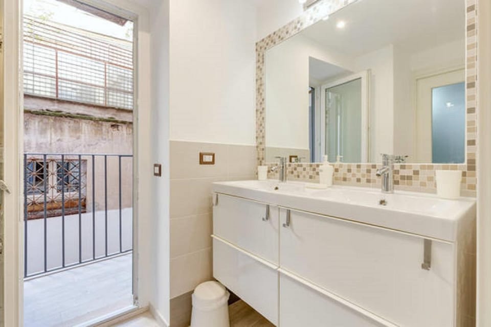 Bathroom, Balcony/Terrace
