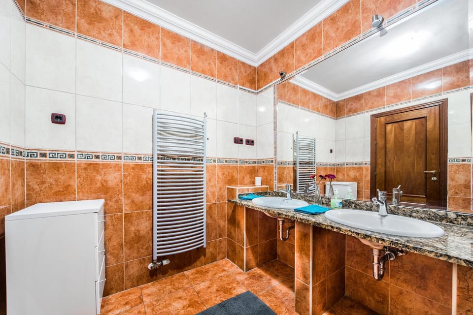 Bathroom, towels