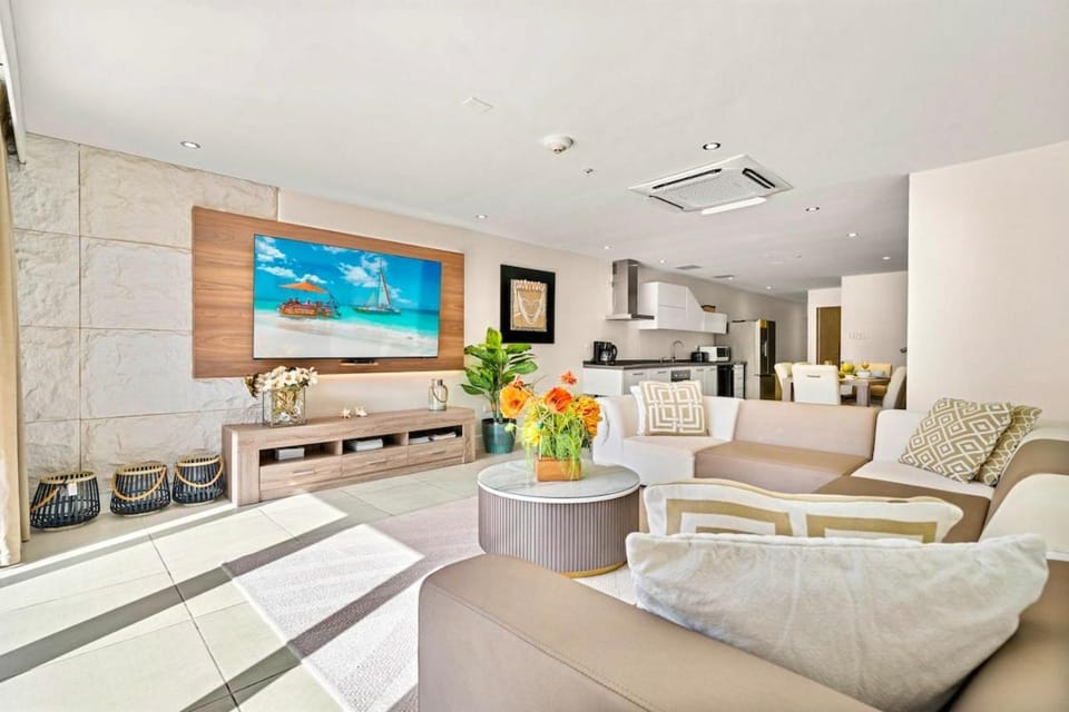 Large Luxury apartment on Palm Beach Apartment in Noord