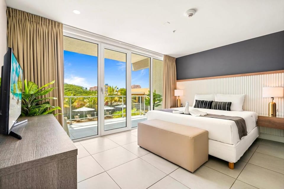 Large Luxury apartment on Palm Beach Apartment in Noord