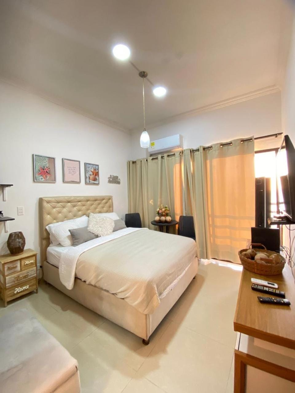Bed, TV and multimedia, Bedroom