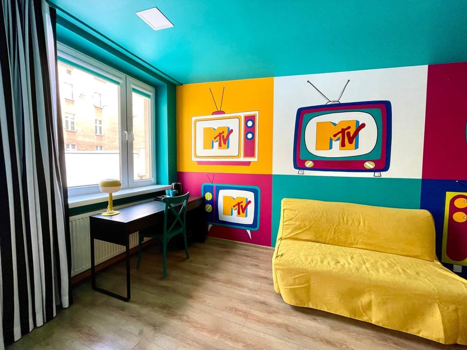 Bed, Living room, Photo of the whole room, Seating area, Bedroom