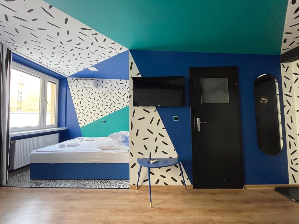 Bed, TV and multimedia, Photo of the whole room, Bedroom