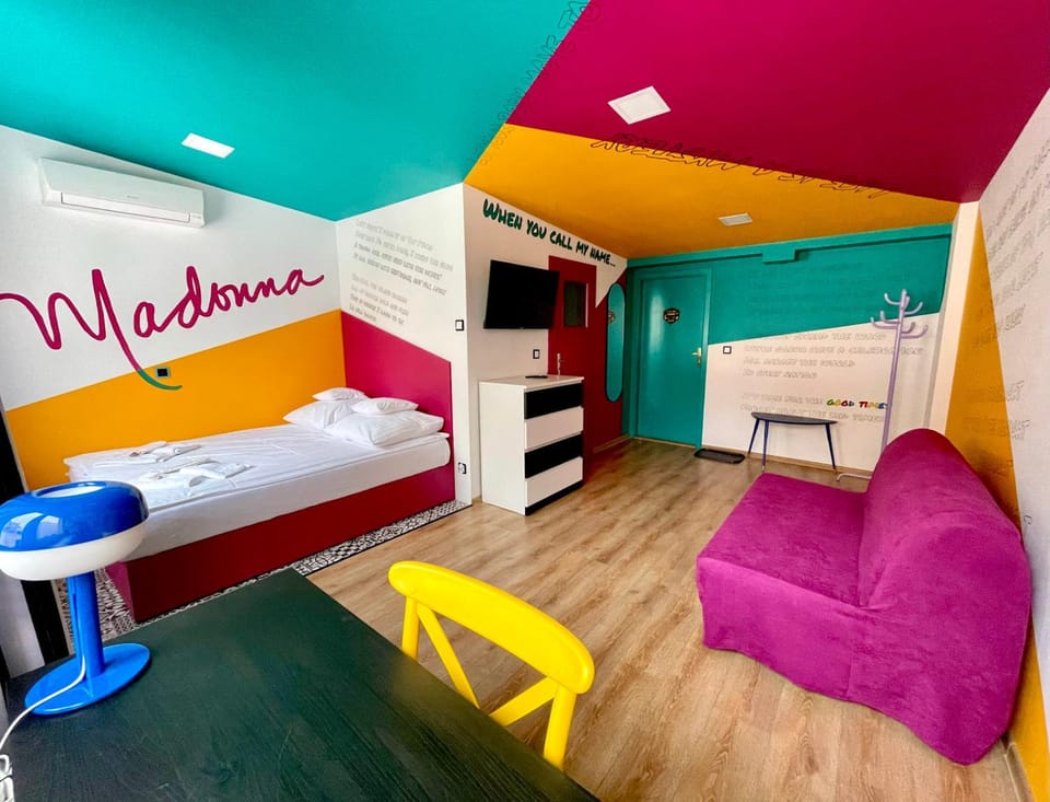 Bed, TV and multimedia, Living room, Photo of the whole room, Seating area, Bedroom