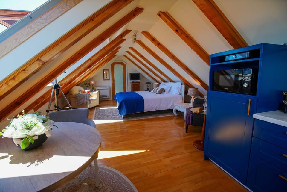 Property building, Kitchen or kitchenette, Photo of the whole room, Seating area, Dining area