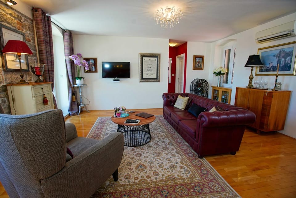 Living room, Photo of the whole room, Seating area