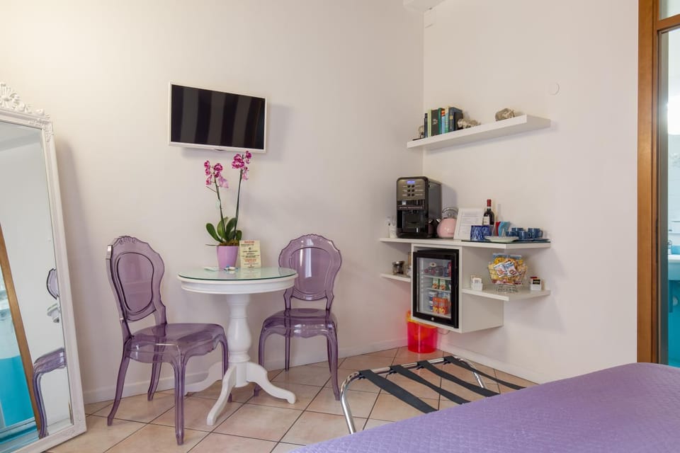 TV and multimedia, Coffee/tea facilities, Seating area, Dining area