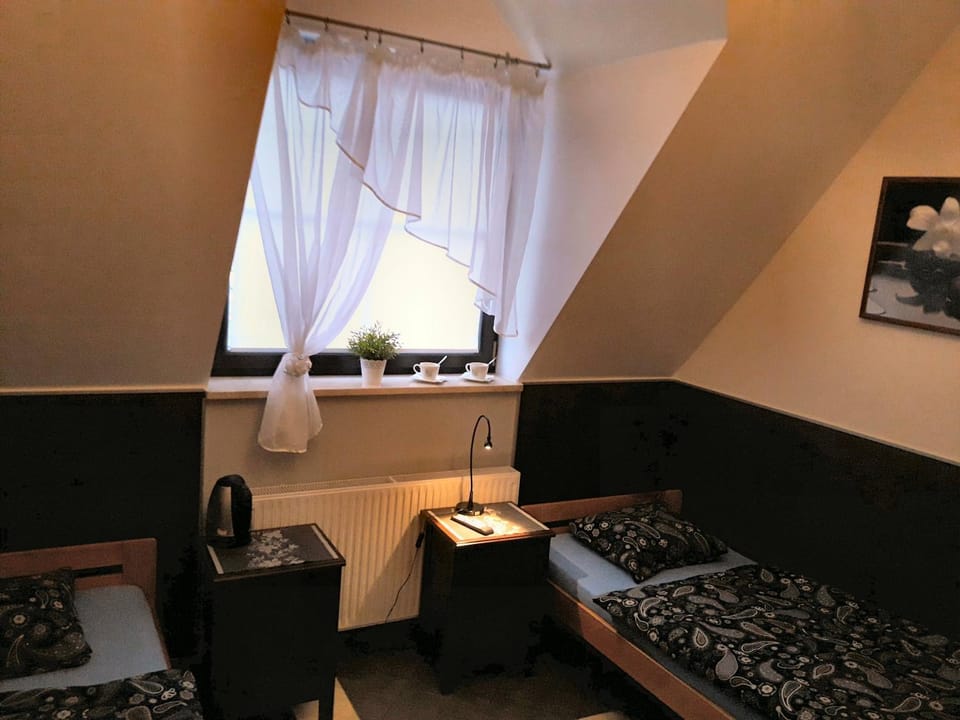 Pokoje Gościnne , pracownicze z łazienkami przy Wrocławiu, darmowy parking Hostel in Lower Silesian Voivodeship