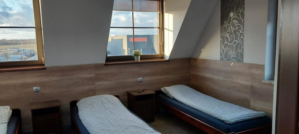 Pokoje Gościnne , pracownicze z łazienkami przy Wrocławiu, darmowy parking Hostel in Lower Silesian Voivodeship