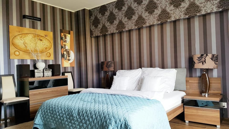Seating area, Bedroom