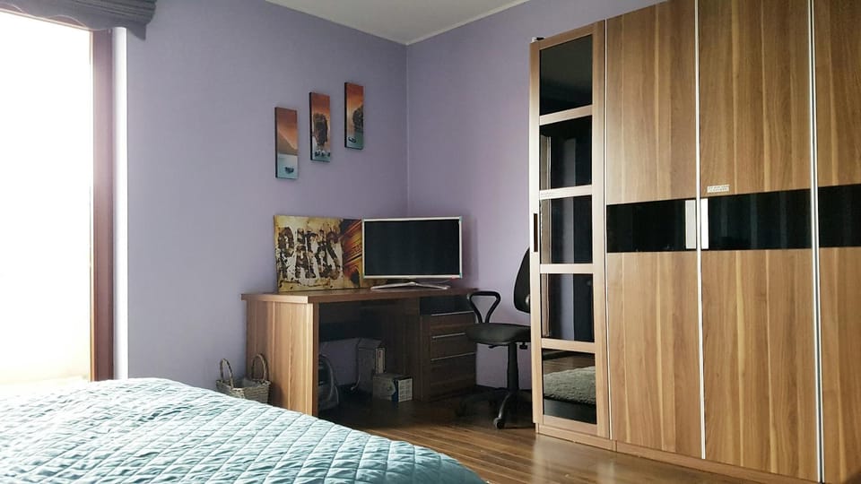 Bed, TV and multimedia, Seating area, Bedroom