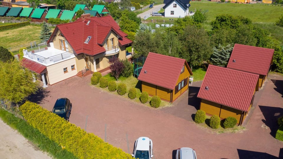 Property building, Day, Neighbourhood, Bird's eye view, Garden, Area and facilities, Parking