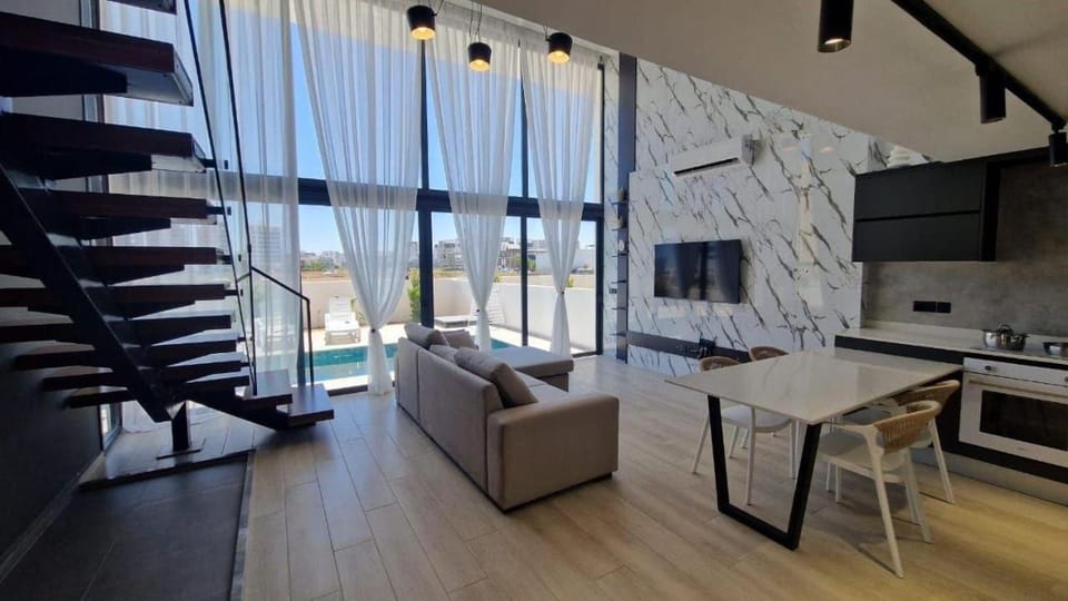 TV and multimedia, Kitchen or kitchenette, Seating area, Dining area, Pool view