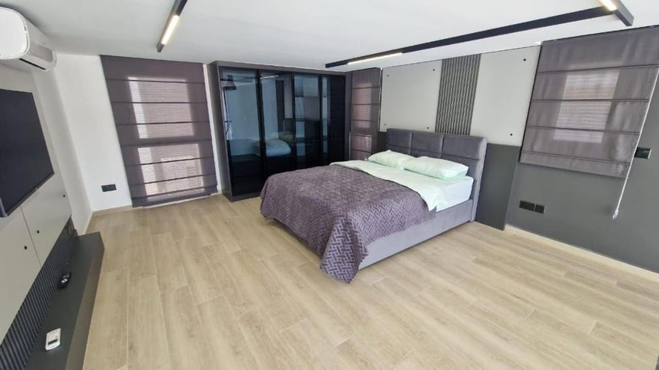 Bed, TV and multimedia, Photo of the whole room, Bedroom, wardrobe, air conditioner