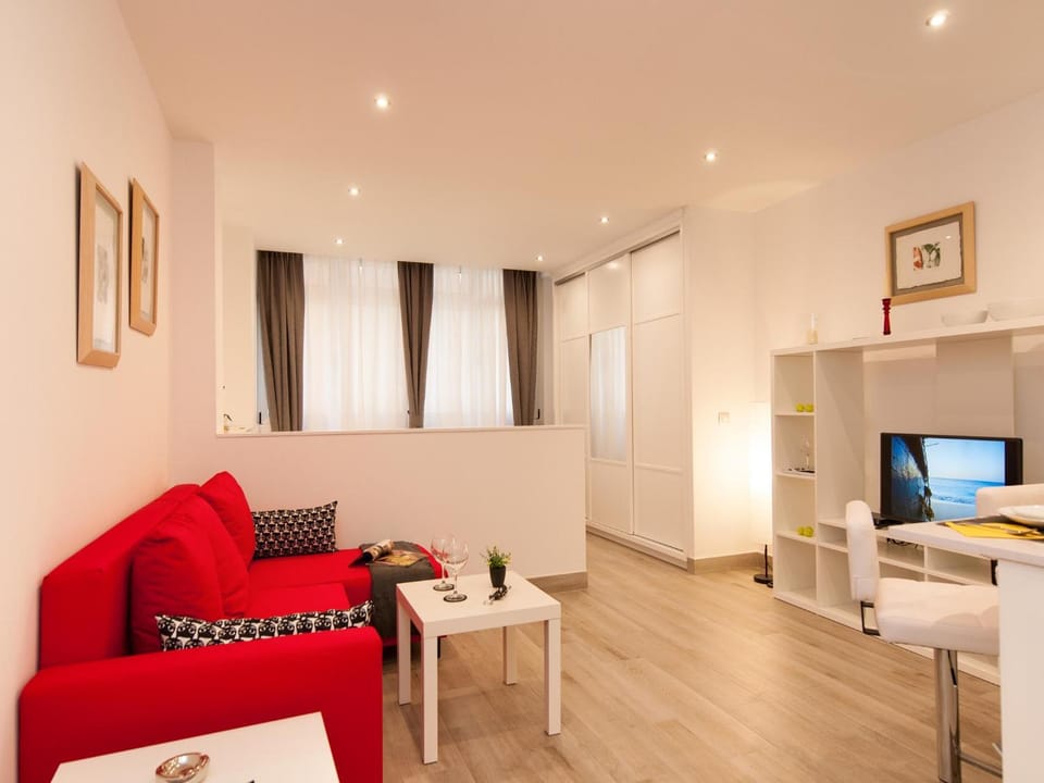 TV and multimedia, Living room, Seating area, Bedroom