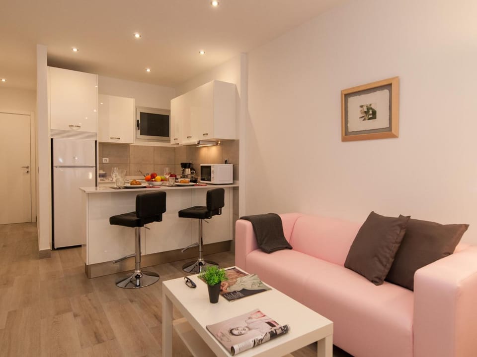 Kitchen or kitchenette, Living room, Seating area