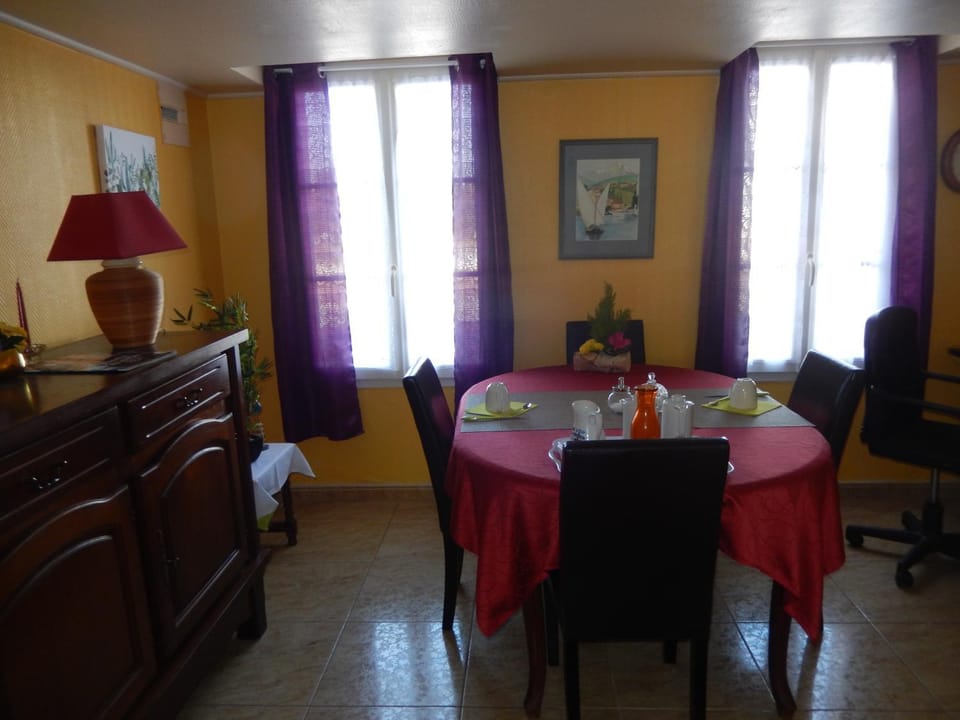 Photo of the whole room, Seating area, Dining area, Breakfast