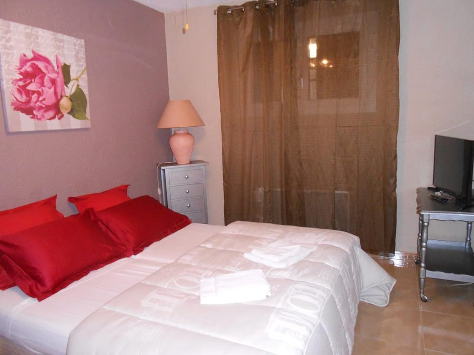 Property building, Bed, TV and multimedia, Photo of the whole room, Garden view, towels