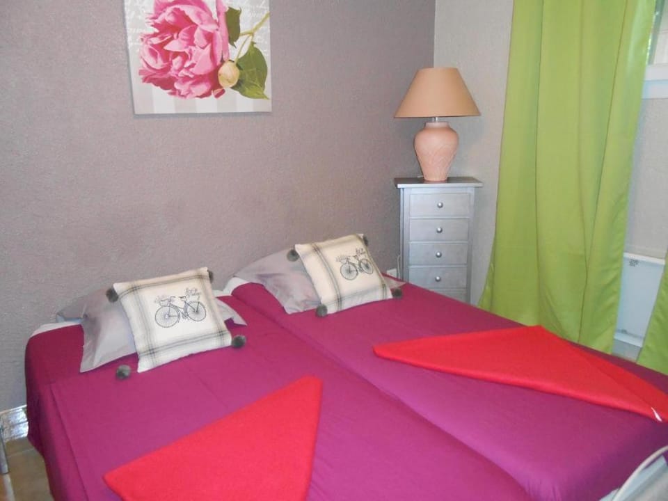Property building, Bed, Photo of the whole room, Bedroom, Garden view