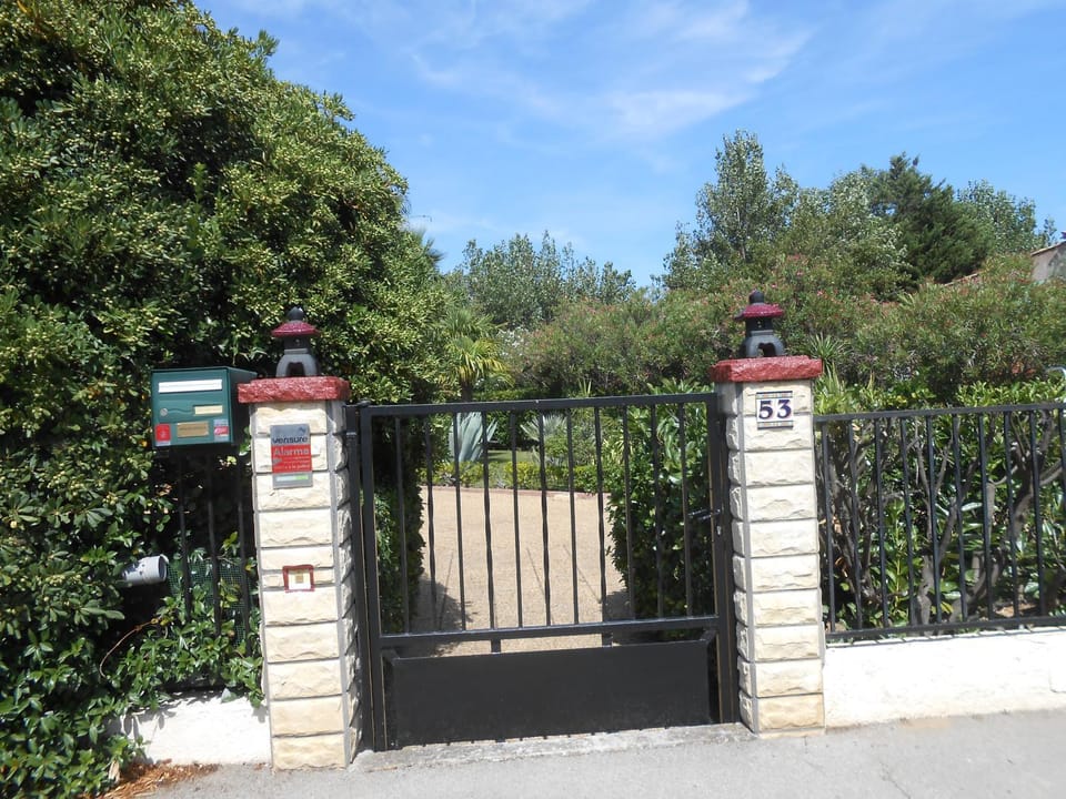 Property building, Location