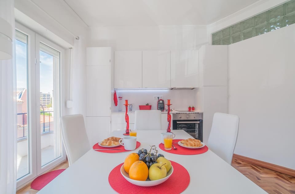Coffee/tea facilities, Kitchen or kitchenette, Living room, Dining area