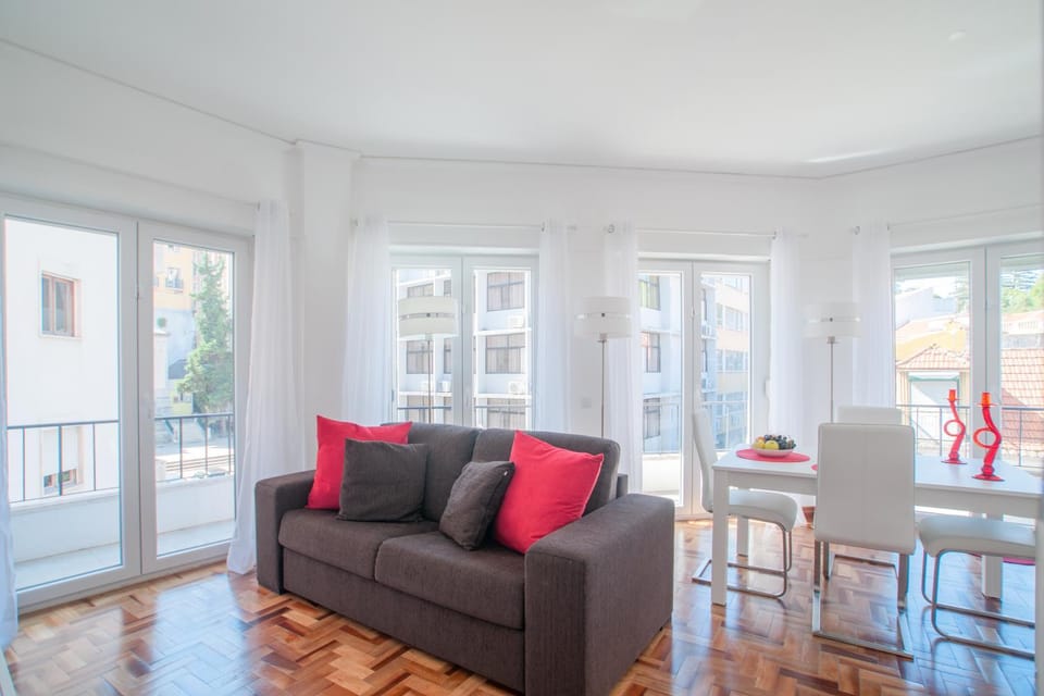 Communal lounge/ TV room, TV and multimedia, Living room, City view