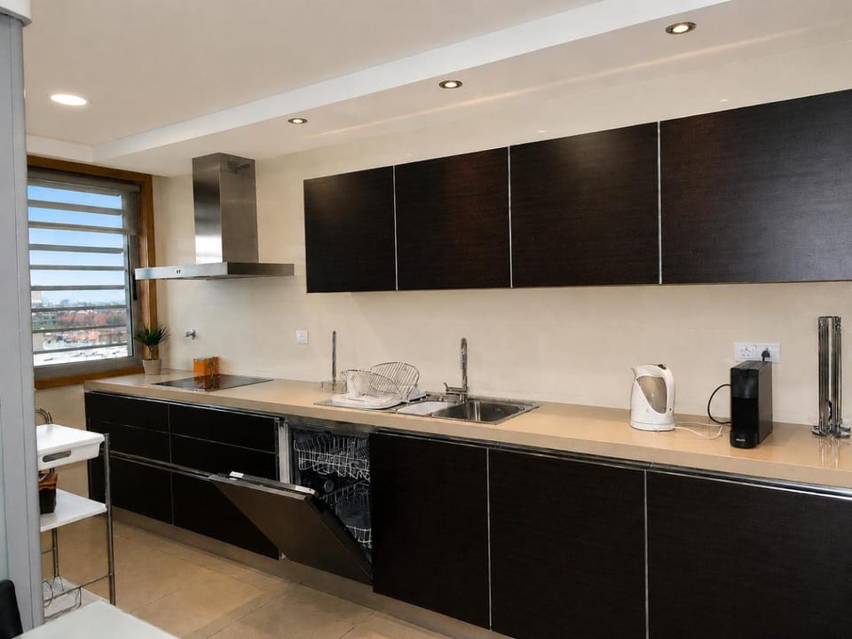 Coffee/tea facilities, dishwasher, kitchen